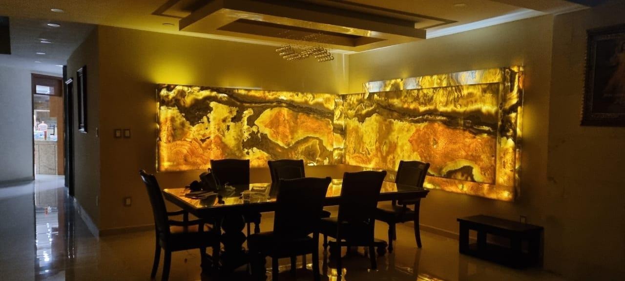 Casa Habitación Rojas, Zumpango: comedor con piedra retroiluminada en tonos dorados